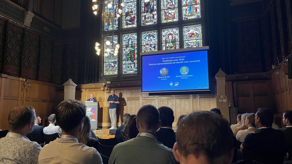 Kennisdeling op het podium: Vincent de Wit geeft een presentatie op emerce LIVE in Amsterdam